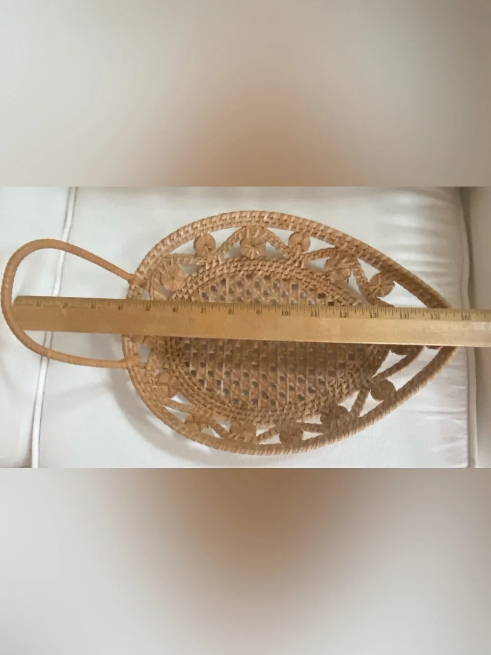 VTG Rattan Leaf Teardrop Hand Woven Shallow Whicker Basket w Handle 16”